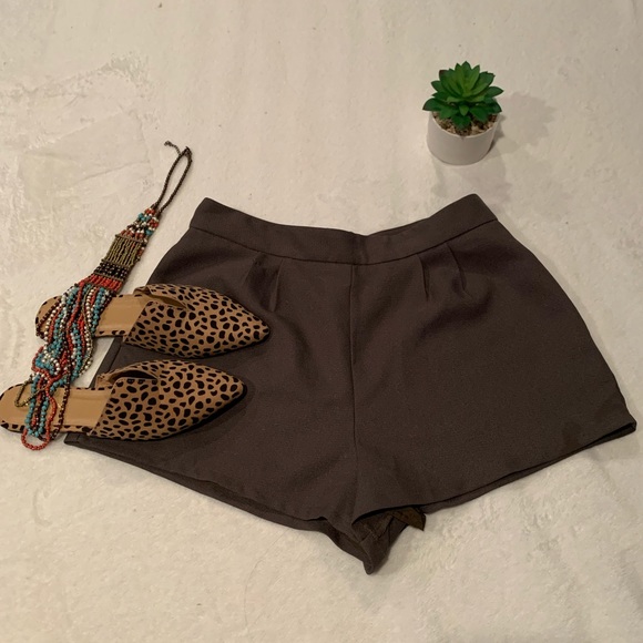 Forever 21 Pants - 🆕OLIVE GREEN F21 DRESSY SHORTS🆕